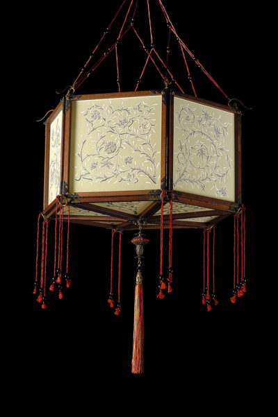 Fortuny Concubine Loto silk lamp with wooden structure