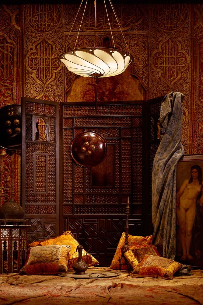 Room with Fortuny Scudo Saraceno Plain silk ivory lamp