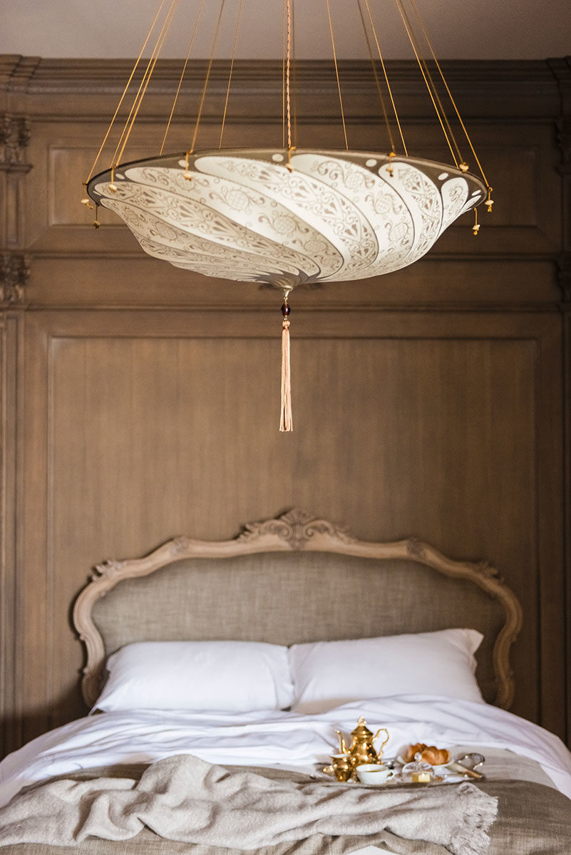 Fortuny Scudo Saraceno silk ivory classic lamp inf bedroom of hotel