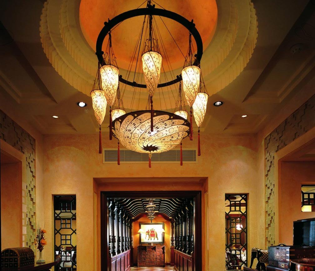 Scudo Saraceno and Cesendello Fortuny lamps at the Ashiana-Restaurant-in Dubai, corridor view