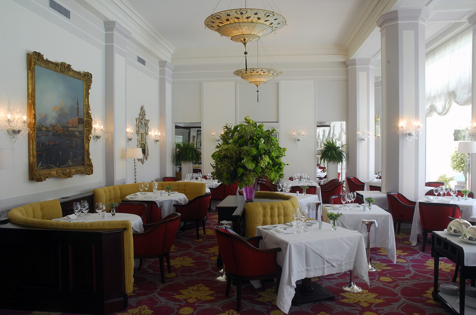 Ristorante Hotel Cipriani dinner room with Fortuny Scheherazade lamps